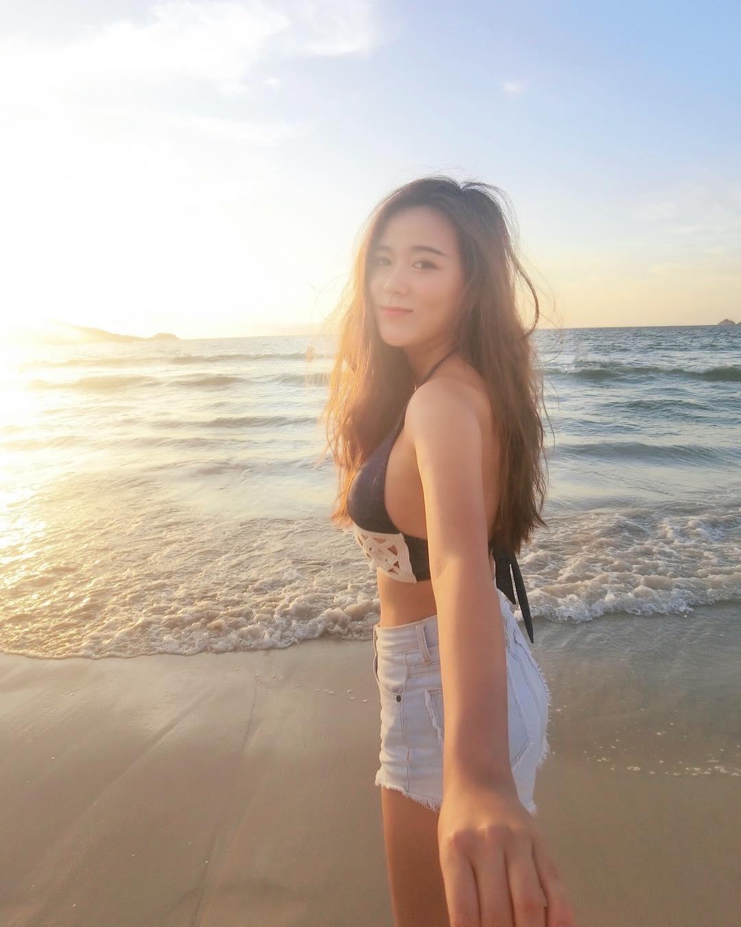 Zacklyn Yi Big Boobs Bikini Picture and Photo