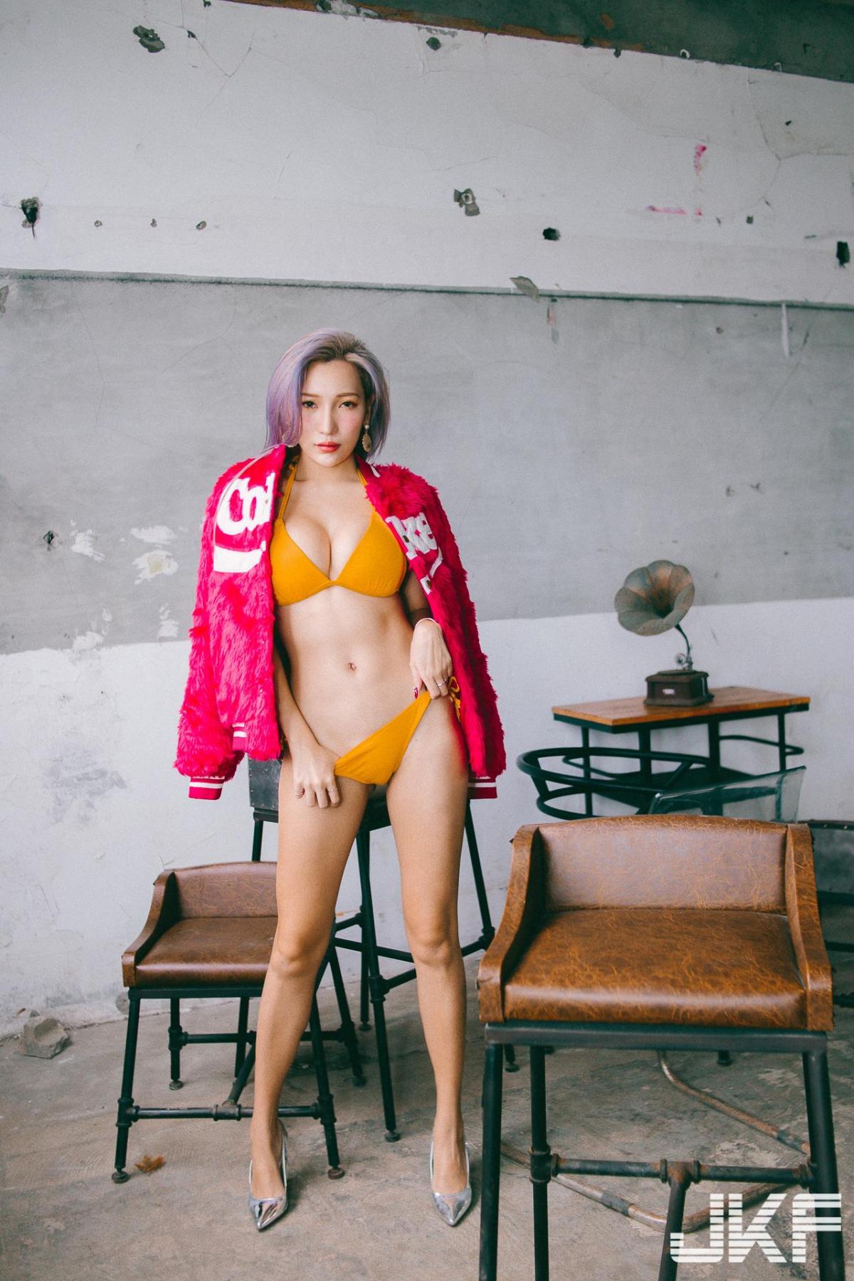 34G is hot! Taiwanese Girl Yun Yun Bikini photos
