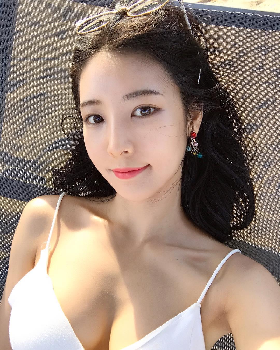 Go Eun Flower Temperament Bikini Picture and Photo