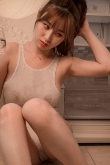 Em ko thích rượu ngọt, bởi vì ngọt ngào đến mấy cũng tan thành mây